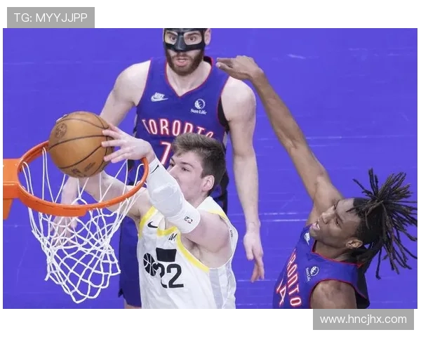 猛龙队与76人队激战正酣 赛场争锋让球迷热血沸腾